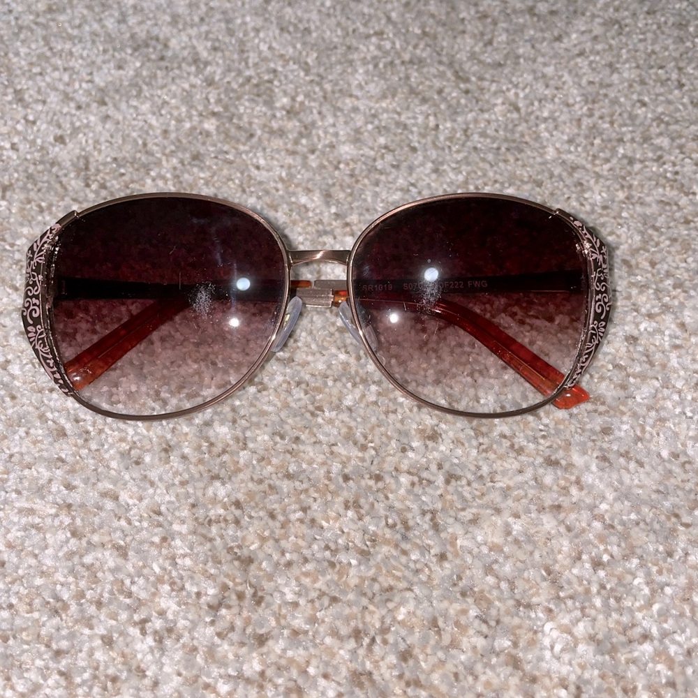 Women’s sunglasses 😎 - Picture 4 of 7